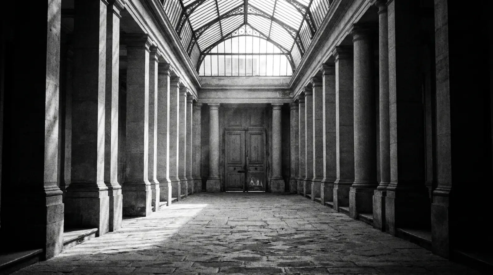 Couloir désert d'un palais de justice